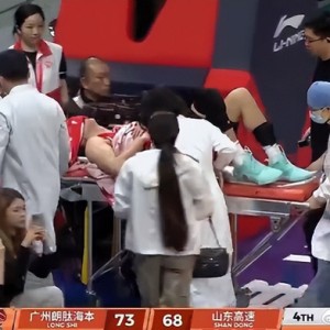 加拿大28-退役X因素？郭艾伦左膝受伤捂脸沮丧 近三年仅打21场合同也将到期|广州男篮|山东男篮|丁彦雨航|郭指导|篮板_新浪体育_新浪新闻